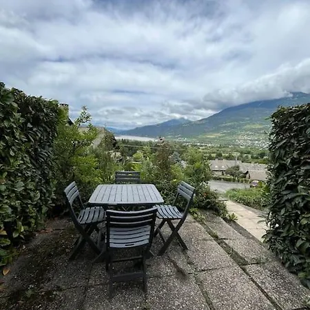 Avec Vue Sur Le Saint-Sauveur (Hautes-Alpes)